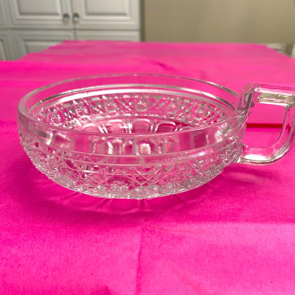 EUC ANTIQUE J.B. HIGBEE GALA PATTERN PRESSED GLASS 5” DISH WITH GLASS HANDLE